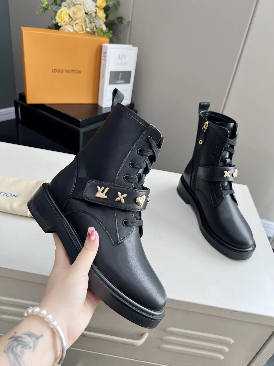 👟👟Ex-factory price 520👟👟 The cabinet is in sync with the high-end product quality of LV and Louis Vuitton. It is a hot model that has been out of stock many times through purchasing. The upper is hollow and carved, and it is dazzling. The fabric is made of imported calfskin. Sheepskin lining, sheepskin foot pads, original molded outsole. It looks great on your feet and is super cool! The real thing is more beautiful. Sizes 35-40 and 41 can be customized, new colors will be updated gradually